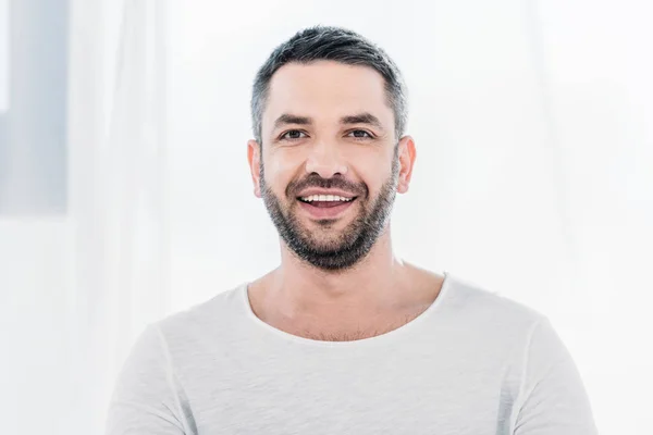 Hombre Barbudo Guapo Mirando Cámara Sonriendo Casa Con Luz Del — Foto de Stock