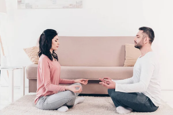 Mulher Homem Sentado Lotus Pose Meditando Casa — Fotografia de Stock