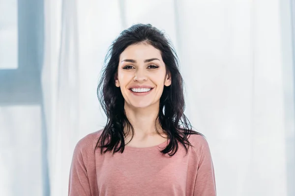 Bela Mulher Feliz Roupas Casuais Olhando Para Câmera Casa — Fotografia de Stock