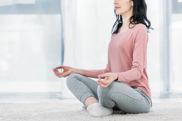 Abgeschnittene Ansicht Einer Frau Lotuspose Die Hause Wohnzimmer Meditation Praktiziert — Stockfoto