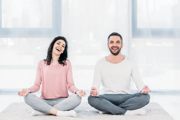 Mulher Feliz Homem Sentado Lotus Pose Meditando Casa — Fotografia de Stock