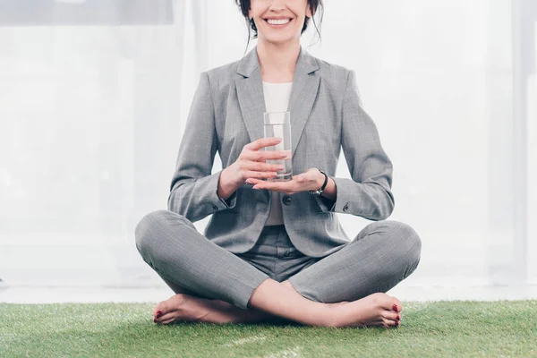 Przycięte Widok Uśmiechniętą Bizneswoman Garnitur Siedzi Trawie Mat Trzymając Szklankę — Zdjęcie stockowe