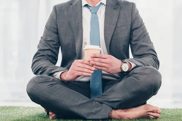 Beskuren Syn Affärsman Kostym Med Kaffe Att Sittande Gräsmattan — Stockfoto