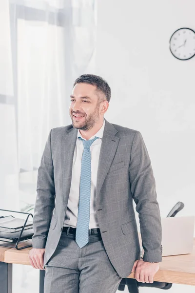 Homem Negócios Bonito Terno Sorrindo Olhando Para Longe Escritório — Fotografia de Stock