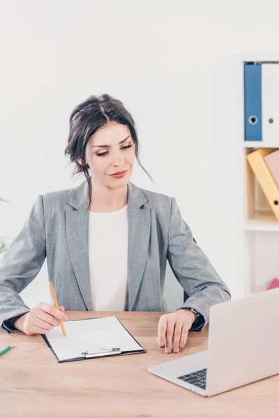 Beautiful Businesswoman Suit Sitting Table Clipboard Using Laptop Office — Stock Photo, Image