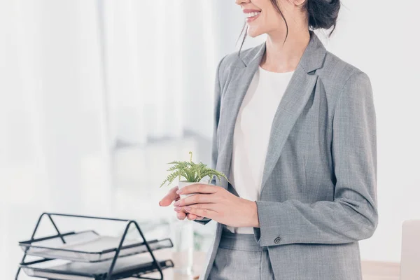 Vue Recadrée Une Femme Affaires Souriante Costume Tenant Pot Fleurs — Photo