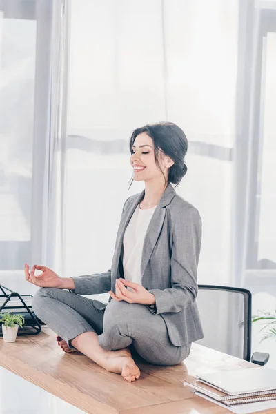 Hermosa Mujer Negocios Sonriente Traje Meditando Mesa Lotus Pose Oficina — Foto de Stock