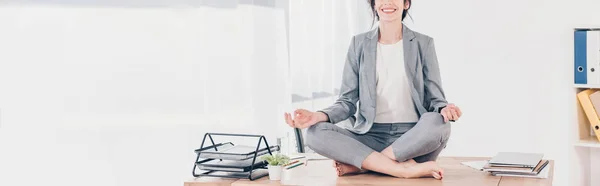 Tiro Panorâmico Mulher Negócios Terno Sentado Mesa Meditando Lotus Pose — Fotografia de Stock