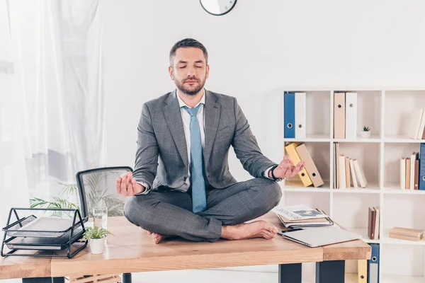 Homem Negócios Bonito Com Olhos Fechados Meditando Lotus Pose Mesa — Fotografia de Stock