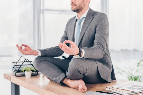 Visão Cortada Homem Negócios Meditando Lotus Pose Mesa Escritório — Fotografia de Stock
