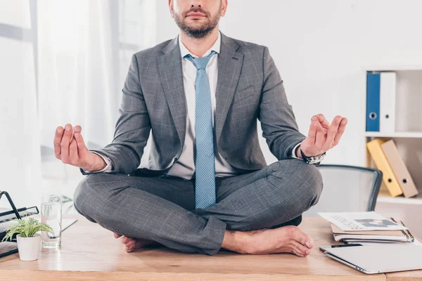 Részleges Kilátás Üzletember Meditál Lotus Pose Irodai Pult — Stock Fotó