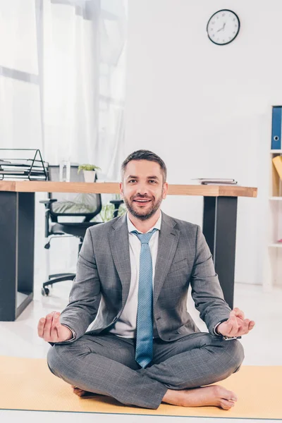 Bell Uomo Affari Sorridente Che Medita Lotus Pose Sul Tappeto — Foto Stock