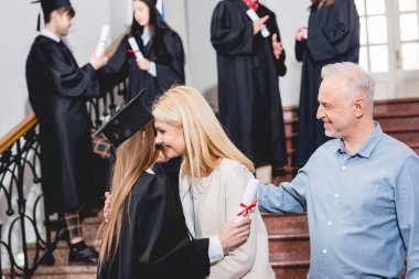 mezuniyet kap kız seçici odak baba yakınında anne ile sarılma