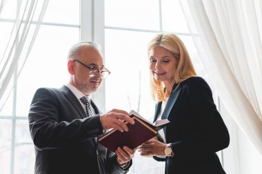sarışın çekici meslektaşı okuma kitabı bakarak gözlük öğretmen in düşük açı görünümü