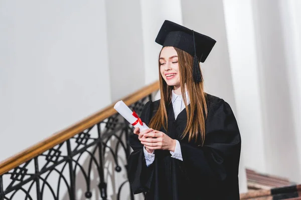 Alegre Joven Mujer Sosteniendo Diploma Sonriendo Universidad — Foto de Stock