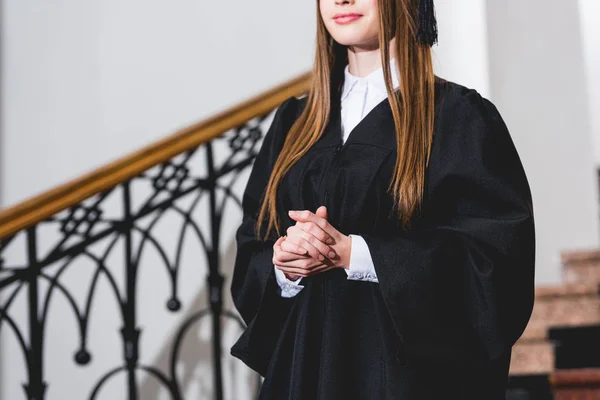 Bijgesneden Weergave Van Gelukkige Jonge Vrouw Staande Met Gebalde Handen — Stockfoto