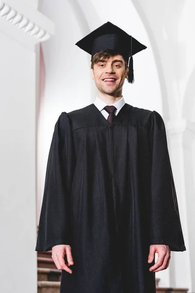 Jovem Feliz Formatura Cap Sorrindo Olhando Para Câmera Universidade — Fotografia de Stock