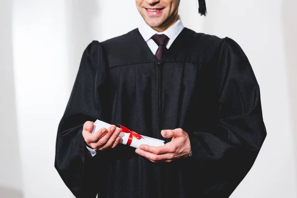 Vista Cortada Jovem Feliz Sorrindo Enquanto Segurando Diploma — Fotografia de Stock