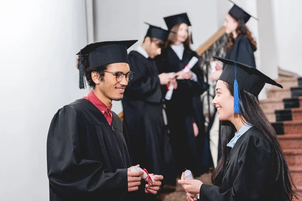 Selektivní Zaměření Pohledného Muže Brýlích Veselých Dívčím Které Drží Diplomy — Stock fotografie