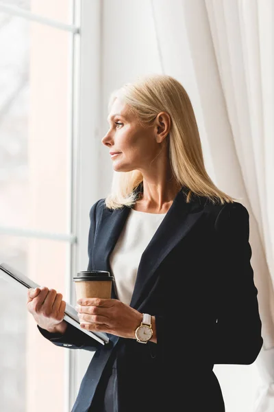 Attractive Blonde Teacher Standing Window Holding Paper Cup Folder — Stock Photo, Image