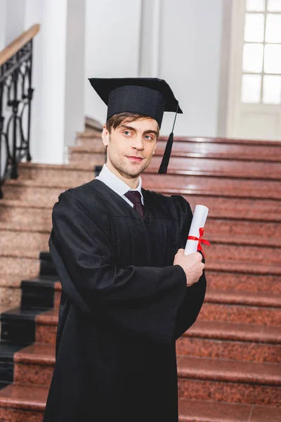 Guapo Joven Graduación Cap Holding Diploma Universidad — Foto de Stock