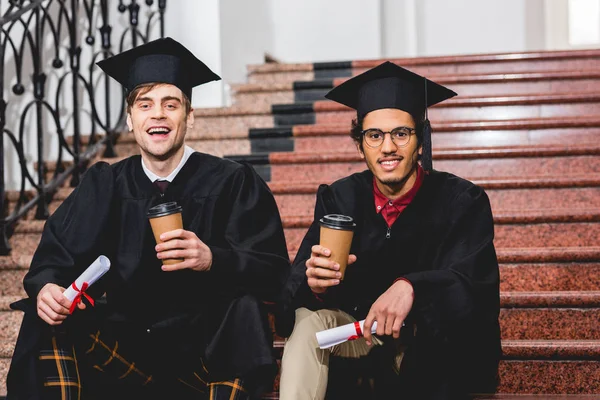 Estudantes Alegres Gorros Graduação Que Possuem Diplomas Copos Papel — Fotografia de Stock