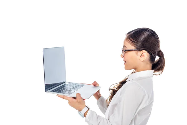 Школярка Тримає Ноутбук Порожнім Екраном Ізольовано Білому — стокове фото