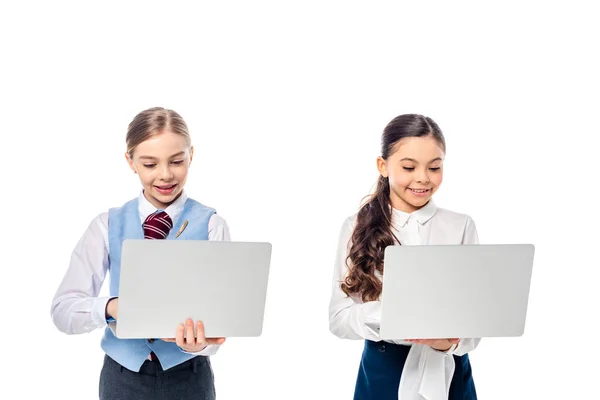 Sorrindo Alunas Desgaste Formal Usando Laptops Isolados Branco — Fotografia de Stock