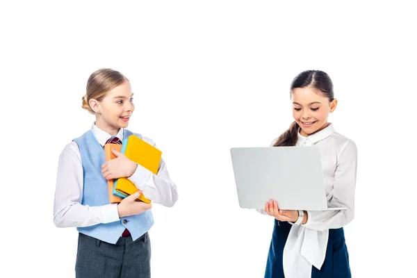 Escolares Sonrientes Ropa Formal Usando Portátil Sosteniendo Libros Aislados Blanco —  Fotos de Stock