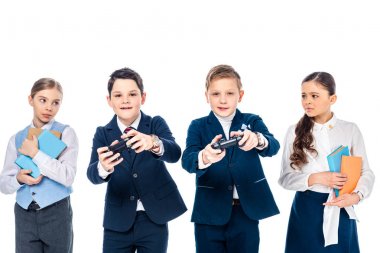 beyaz izole video oyunu oynarken kız öğrenciler kitap tutan kız öğrenciler