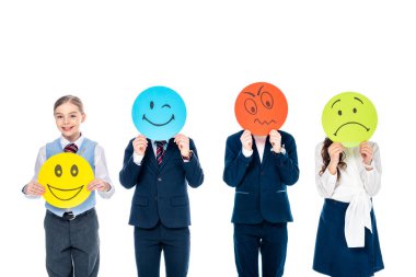 okul çocukları çeşitli yüz ifadeleri ile kartları ile yüzleri kapsayan beyaz izole ederken mutlu yüz ile kart tutan çocuk