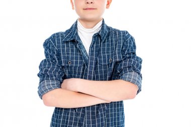 beyaz izole çapraz kolları ile rahat giysiler içinde çocuk kırpılmış görünümü