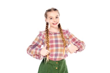 beyaz izole işaretleri kadar başparmak gösteren sevimli gülümseyen çocuk