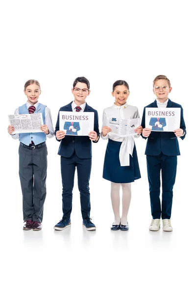 Lächelnde Schulkinder Die Sich Als Geschäftsleute Ausgeben Mit Zeitungen Die — Stockfoto