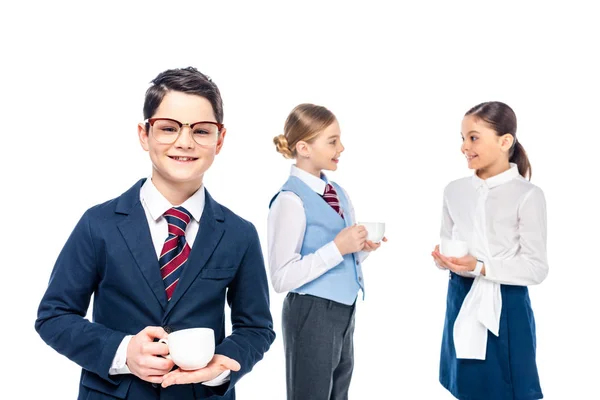 Lächelnde Schulkinder Die Sich Mit Kaffeetassen Auf Weißem Grund Als — Stockfoto