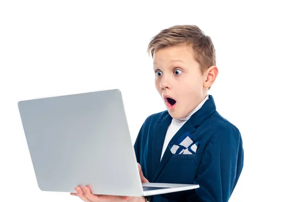 震惊的小学生在商人西装使用笔记本电脑隔离在白色 — 图库照片