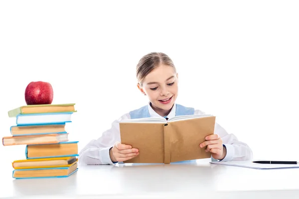 Nettes Schulmädchen Sitzt Schreibtisch Und Liest Buch Isoliert Auf Weiß — Stockfoto