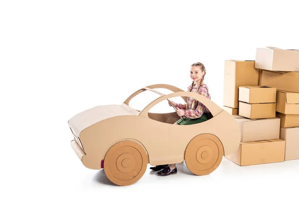 Παιδί Κάθεται Και Παίζοντας Χαρτόνι Αυτοκίνητο Κοντά Συσκευασίες Λευκό — Φωτογραφία Αρχείου