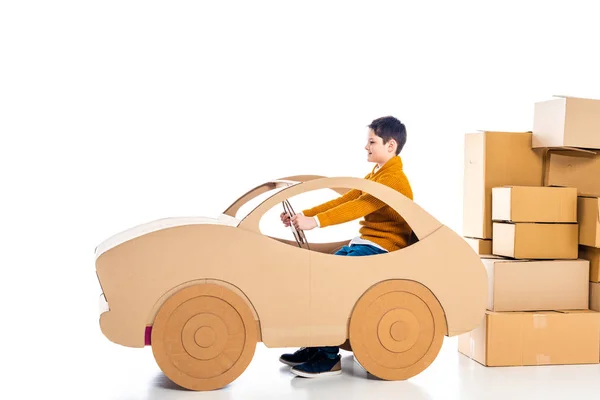 Menino Sentado Brincando Com Carro Papelão Perto Pacotes Branco Com — Fotografia de Stock