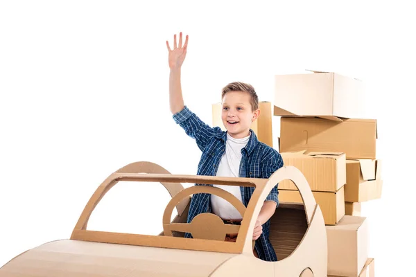 Schattig Lachende Jongen Zittend Kartonnen Auto Zwaaien Geïsoleerd Wit — Stockfoto