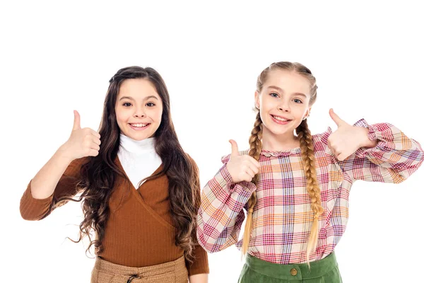 행복한 아이들은 카메라를보고 흰색에 표지판을 손가락으로 보여주는 — 스톡 사진