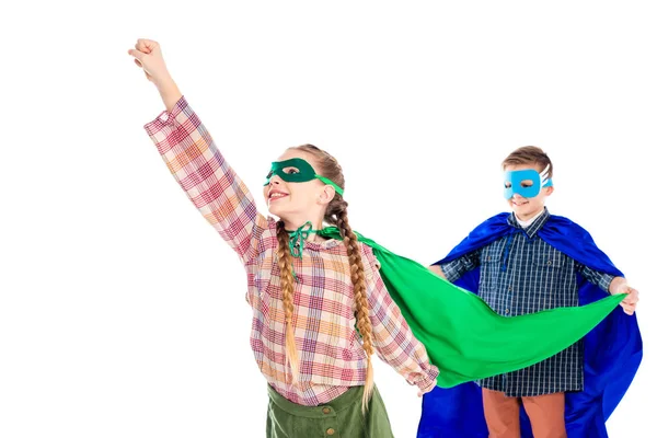 Jongen Houden Cape Van Lachende Kid Superheld Kostuum Poseren Met — Stockfoto