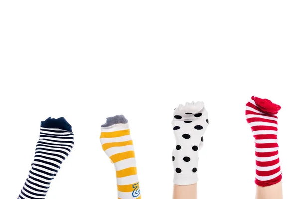 Teilansicht Von Menschen Mit Bunten Sockenpuppen Händen Isoliert Auf Weiß — Stockfoto
