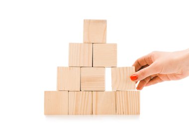 beyaz izole piramitten kopya alanı ile bir ahşap blok alarak kadın kırpılmış görünümü