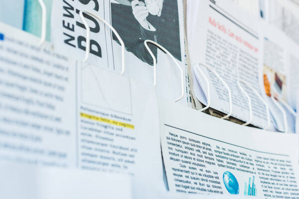 избирательный фокус ежедневных печатных газет на стенде
