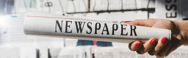 Visão Parcial Mulher Segurando Jornal Impresso Diário — Fotografia de Stock