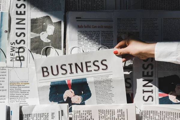 Teilansicht Einer Frau Die Täglich Gedruckte Wirtschaftszeitung Aus Dem Stand — Stockfoto