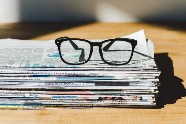 Diferentes Jornais Impressos Pilha Mesa Madeira Com Óculos — Fotografia de Stock