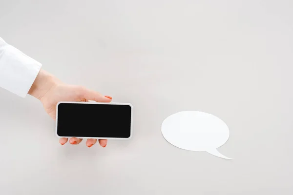 Vista Recortada Mujer Sosteniendo Teléfono Inteligente Con Pantalla Blanco Cerca —  Fotos de Stock