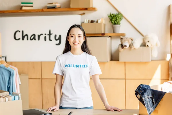 Sonriendo Chica Asiática Camiseta Blanca Con Inscripción Voluntaria Sonriendo Mirando — Foto de Stock